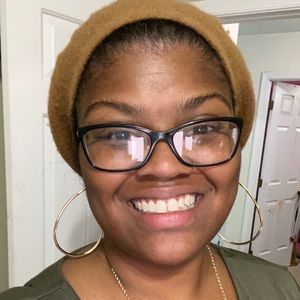 Meet your Posher, Adrienne